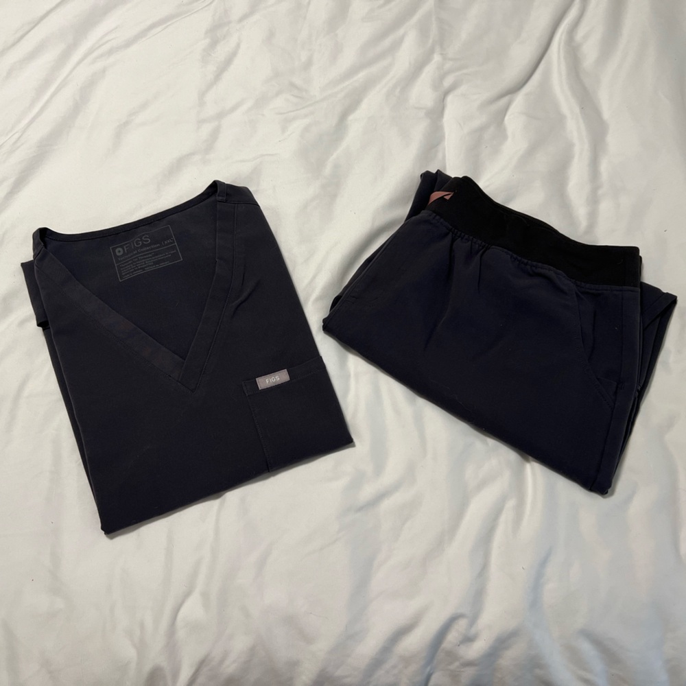 FIGS Scrub Set in Charcoal - Top XXL, Pants XXL/P
